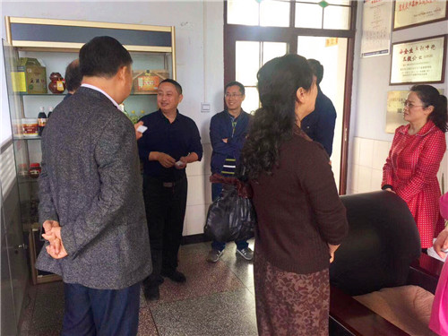 萬州區人大領導來伴神釀造有限公司調研並提出建設性建議