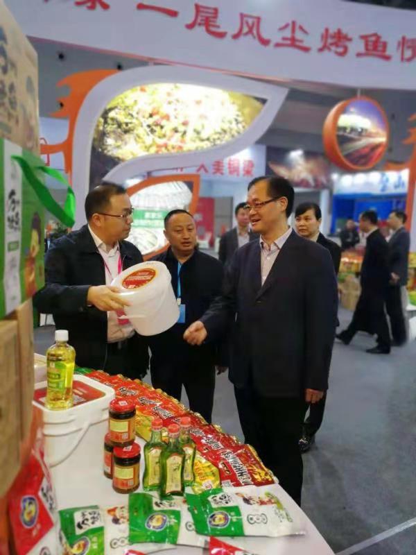 重慶副市長劉桂平、萬州區商務局局長劉小泉關心伴神釀造發展