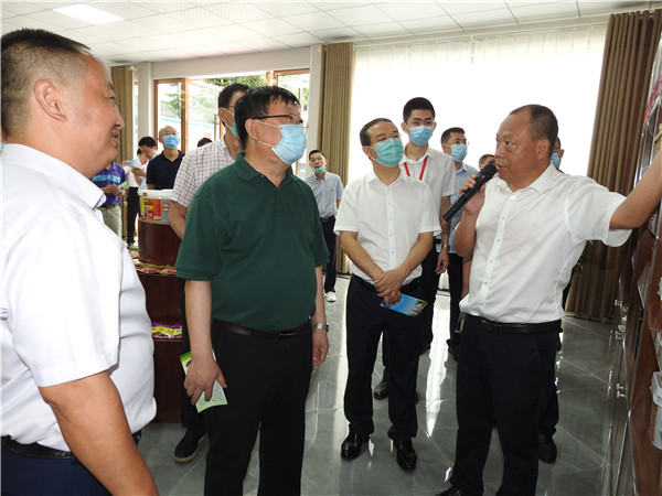 萬州區城市雙亮活動，重慶市市委常委，萬州區區委書記莫恭明及萬州區四大家領導，萬州區各部分負責人參觀並了解萬州 區伴神釀造有限公司