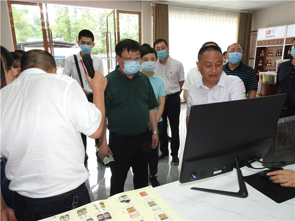 萬州區城市雙亮活動，重慶市市委常委，萬州區區委書記莫恭明及萬州區四大家領導，萬州區各部分負責人參觀並了解萬州 區伴神釀造有限公司