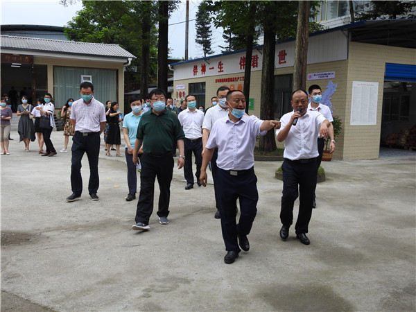 萬州區城市雙亮活動，重慶市市委常委，萬州區區委書記莫恭明及萬州區四大家領導，萬州區各部分負責人參觀並了解萬州 區伴神釀造有限公司