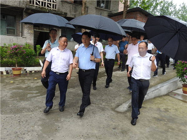 萬州區城市雙亮活動，重慶市市委常委，萬州區區委書記莫恭明及萬州區四大家領導，萬州區各部分負責人參觀並了解萬州 區伴神釀造有限公司