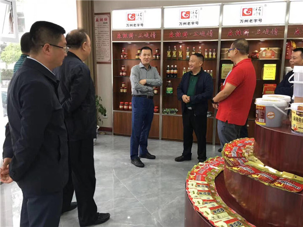 重慶市食品安全全過程聯動監管改革督察組（重慶市市場監管局徐軍副局長、食品生產處楊陶處長一行）來我司檢查指導工作。並感謝徐局長為“百年伴神”品牌未來的發展提岀的指導性、建設性的建議！