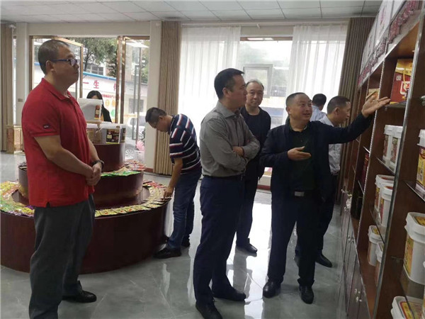 重慶市食品安全全過程聯動監管改革督察組（重慶市市場監管局徐軍副局長、食品生產處楊陶處長一行）來我司檢查指導工作。並感謝徐局長為“百年伴神”品牌未來的發展提岀的指導性、建設性的建議！