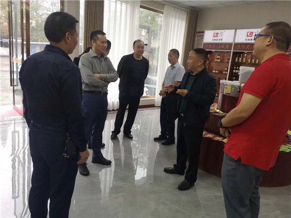 重慶市食品安全全過程聯動監管改革督察組（重慶市市場監管局徐軍副局長、食品生產處楊陶處長一行）來我司檢查指導工作。並感謝徐局長為“百年伴神”品牌未來的發展提岀的指導性、建設性的建議！