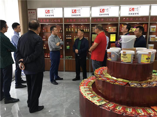 重慶市食品安全全過程聯動監管改革督察組（重慶市市場監管局徐軍副局長、食品生產處楊陶處長一行）來我司檢查指導工作。並感謝徐局長為“百年伴神”品牌未來的發展提岀的指導性、建設性的建議！