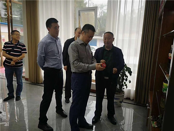 重慶市食品安全全過程聯動監管改革督察組（重慶市市場監管局徐軍副局長、食品生產處楊陶處長一行）來我司檢查指導工作。並感謝徐局長為“百年伴神”品牌未來的發展提岀的指導性、建設性的建議！