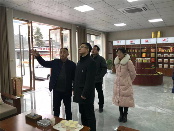 重慶市萬州區委常委，副區長徐洪、天城鎮黨委書記程紹祥一行調研伴神釀造並提出寶貴指導建議！加強研發團隊，做好川菜調料，做強“百年伴神”！