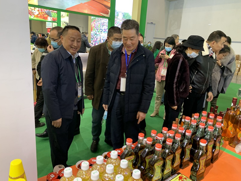 2020年11月27重慶西部農交會，萬州區副區長張國建參觀百年伴神產品展示區。