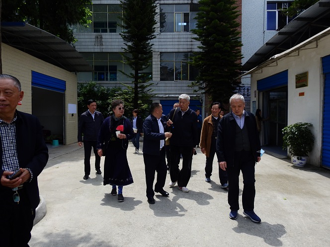 2021年4月28日，萬州區老幹局退休領導（原萬州區區長張元鑄、副區長謝邦秀、歐陽祖輝、繞才邦等）參(can)觀(guan)伴(ban)神(shen)釀(niang)造(zao)有(you)限(xian)公(gong)司(si)，並(bing)對(dui)伴(ban)神(shen)釀(niang)造(zao)近(jin)幾(ji)年(nian)的(de)發(fa)展(zhan)給(gei)予(yu)充(chong)分(fen)肯(ken)定(ding)，期(qi)望(wang)伴(ban)神(shen)釀(niang)造(zao)更(geng)好(hao)的(de)發(fa)展(zhan)壯(zhuang)大(da)，為(wei)萬(wan)州(zhou)區(qu)的(de)農(nong)副(fu)產(chan)品(pin)的(de)產(chan)業(ye)發(fa)展(zhan)提(ti)供(gong)收(shou)購(gou)平(ping)台(tai)，並(bing)解(jie)決(jue)更(geng)多(duo)的(de)就(jiu)業(ye)崗(gang)位(wei)。