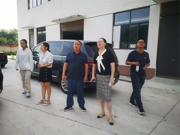 7月11日，渝東開發區闕俊傑副主任一行調研伴神釀造年產5 0 0 0噸調味品生產線在建項目。有政府對企業的關心和扶持，百年伴神的明天一定會更加燦爛輝煌！