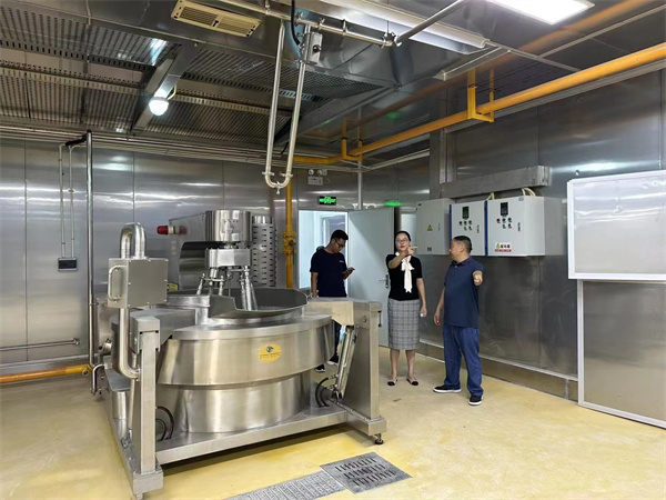 7月11日，渝東開發區闕俊傑副主任一行調研伴神釀造年產5 0 0 0噸調味品生產線在建項目。有政府對企業的關心和扶持，百年伴神的明天一定會更加燦爛輝煌！