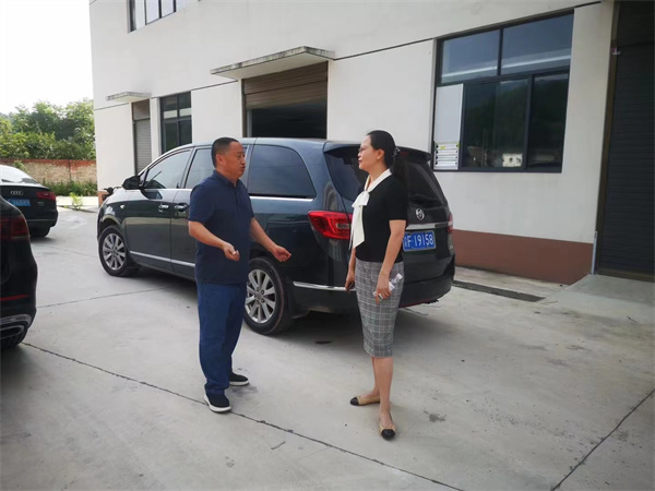 7月11日，渝東開發區闕俊傑副主任一行調研伴神釀造年產5 0 0 0噸調味品生產線在建項目。有政府對企業的關心和扶持，百年伴神的明天一定會更加燦爛輝煌！