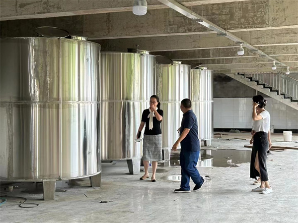 7月11日，渝東開發區闕俊傑副主任一行調研伴神釀造年產5 0 0 0噸調味品生產線在建項目。有政府對企業的關心和扶持，百年伴神的明天一定會更加燦爛輝煌！