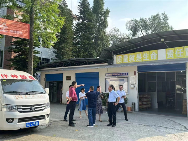 7月12日下午，萬州區委副書記、渝yu東dong開kai發fa區qu黨dang工gong委wei書shu記ji李li慶qing，渝yu東dong開kai發fa區qu張zhang勁jin鬆song主zhu任ren，闕que俊jun傑jie副fu主zhu任ren一yi行xing調tiao研yan伴ban神shen釀niang造zao。李li書shu記ji強qiang調tiao借jie助zhu重zhong慶qing市shi政zheng府fu對dui重zhong慶qing小xiao麵mian產chan業ye的de扶fu持chi政zheng策ce，做zuo大da做zuo強qiang伴ban神shen釀niang造zao！並期待公司年產5 0 0 0噸調味品生產線盡快投產！