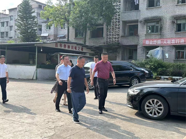 7月12日下午，萬州區委副書記、渝yu東dong開kai發fa區qu黨dang工gong委wei書shu記ji李li慶qing，渝yu東dong開kai發fa區qu張zhang勁jin鬆song主zhu任ren，闕que俊jun傑jie副fu主zhu任ren一yi行xing調tiao研yan伴ban神shen釀niang造zao。李li書shu記ji強qiang調tiao借jie助zhu重zhong慶qing市shi政zheng府fu對dui重zhong慶qing小xiao麵mian產chan業ye的de扶fu持chi政zheng策ce，做zuo大da做zuo強qiang伴ban神shen釀niang造zao！並期待公司年產5 0 0 0噸調味品生產線盡快投產！