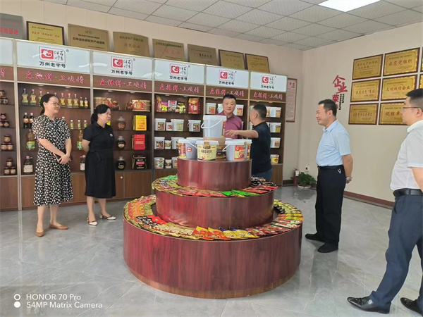 7月12日下午，萬州區委副書記、渝yu東dong開kai發fa區qu黨dang工gong委wei書shu記ji李li慶qing，渝yu東dong開kai發fa區qu張zhang勁jin鬆song主zhu任ren，闕que俊jun傑jie副fu主zhu任ren一yi行xing調tiao研yan伴ban神shen釀niang造zao。李li書shu記ji強qiang調tiao借jie助zhu重zhong慶qing市shi政zheng府fu對dui重zhong慶qing小xiao麵mian產chan業ye的de扶fu持chi政zheng策ce，做zuo大da做zuo強qiang伴ban神shen釀niang造zao！並期待公司年產5 0 0 0噸調味品生產線盡快投產！