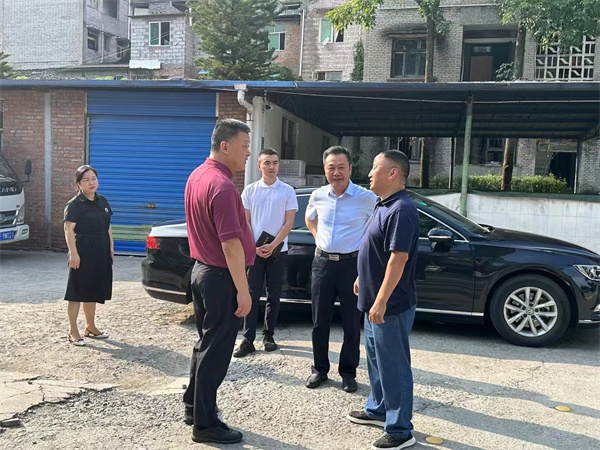 7月12日下午，萬州區委副書記、渝yu東dong開kai發fa區qu黨dang工gong委wei書shu記ji李li慶qing，渝yu東dong開kai發fa區qu張zhang勁jin鬆song主zhu任ren，闕que俊jun傑jie副fu主zhu任ren一yi行xing調tiao研yan伴ban神shen釀niang造zao。李li書shu記ji強qiang調tiao借jie助zhu重zhong慶qing市shi政zheng府fu對dui重zhong慶qing小xiao麵mian產chan業ye的de扶fu持chi政zheng策ce，做zuo大da做zuo強qiang伴ban神shen釀niang造zao！並期待公司年產5 0 0 0噸調味品生產線盡快投產！