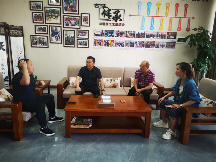 萬州區伴神釀造有限公司定向聯係領導--萬州區天城街道辦主任牟維剛一行調研伴神釀造。為企業送服務，送政策！政府在幫扶，企業在行動！