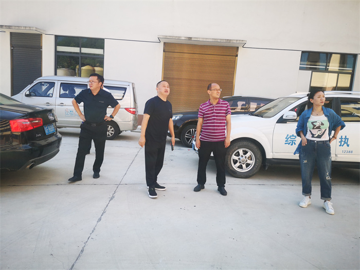 萬州區伴神釀造有限公司定向聯係領導--萬州區天城街道辦主任牟維剛一行調研伴神釀造。為企業送服務，送政策！政府在幫扶，企業在行動！