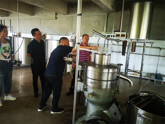 萬州區伴神釀造有限公司定向聯係領導--萬州區天城街道辦主任牟維剛一行調研伴神釀造。為企業送服務，送政策！政府在幫扶，企業在行動！