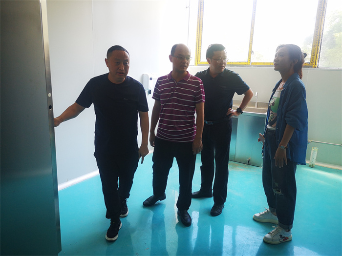 萬州區伴神釀造有限公司定向聯係領導--萬州區天城街道辦主任牟維剛一行調研伴神釀造。為企業送服務，送政策！政府在幫扶，企業在行動！