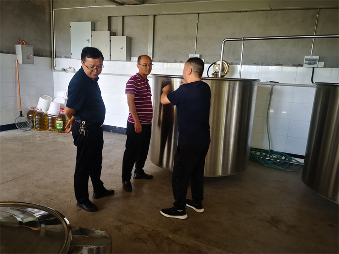萬州區伴神釀造有限公司定向聯係領導--萬州區天城街道辦主任牟維剛一行調研伴神釀造。為企業送服務，送政策！政府在幫扶，企業在行動！