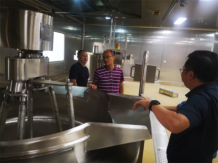 萬州區伴神釀造有限公司定向聯係領導--萬州區天城街道辦主任牟維剛一行調研伴神釀造。為企業送服務，送政策！政府在幫扶，企業在行動！