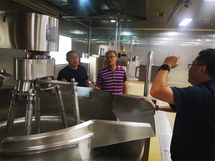 萬州區伴神釀造有限公司定向聯係領導--萬州區天城街道辦主任牟維剛一行調研伴神釀造。為企業送服務，送政策！政府在幫扶，企業在行動！