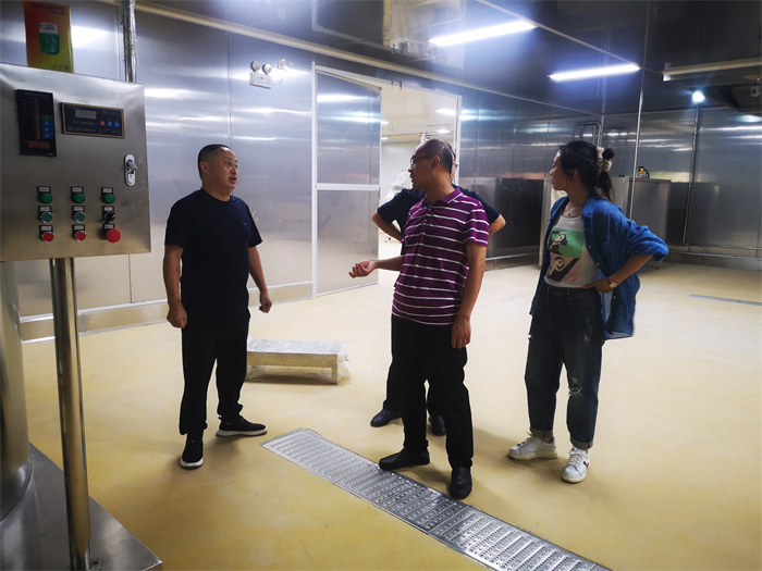 萬州區伴神釀造有限公司定向聯係領導--萬州區天城街道辦主任牟維剛一行調研伴神釀造。為企業送服務，送政策！政府在幫扶，企業在行動！