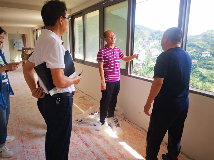 萬州區伴神釀造有限公司定向聯係領導--萬州區天城街道辦主任牟維剛一行調研伴神釀造。為企業送服務，送政策！政府在幫扶，企業在行動！