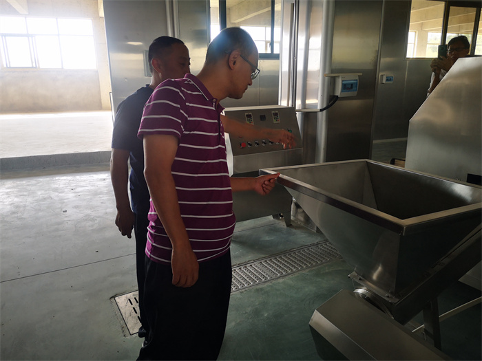 萬州區伴神釀造有限公司定向聯係領導--萬州區天城街道辦主任牟維剛一行調研伴神釀造。為企業送服務，送政策！政府在幫扶，企業在行動！