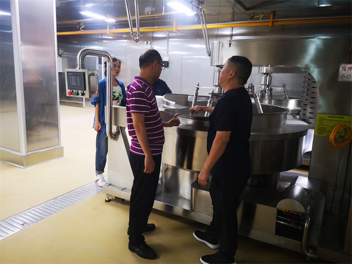 萬州區伴神釀造有限公司定向聯係領導--萬州區天城街道辦主任牟維剛一行調研伴神釀造。為企業送服務，送政策！政府在幫扶，企業在行動！