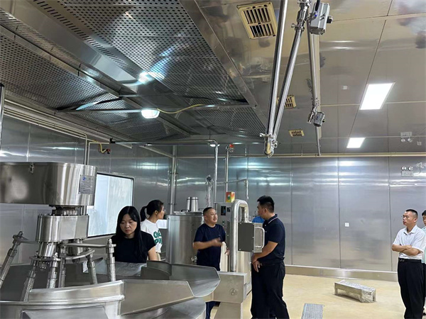 萬州區農委組織山東濟寧客商走進伴神釀造！魯渝合作，精準對接.