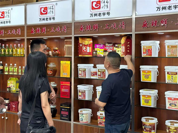 萬州區農委組織山東濟寧客商走進伴神釀造！魯渝合作，精準對接.