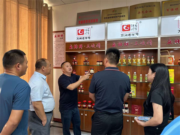 萬州區農委組織山東濟寧客商走進伴神釀造！魯渝合作，精準對接.