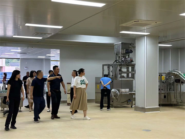 萬州區農委組織山東濟寧客商走進伴神釀造！魯渝合作，精準對接.