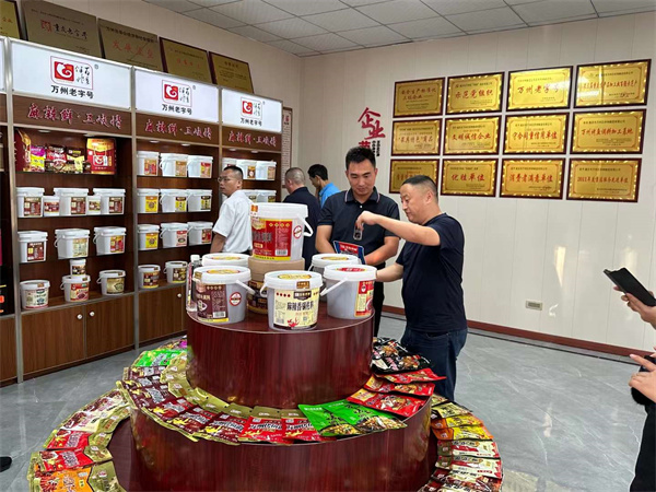 萬州區農委組織山東濟寧客商走進伴神釀造！魯渝合作，精準對接.