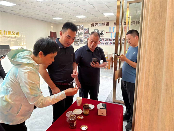 萬州區農委組織山東濟寧客商走進伴神釀造！魯渝合作，精準對接.