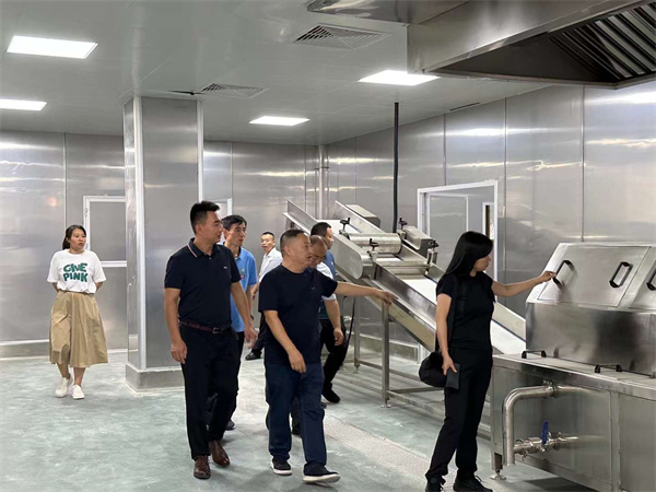 萬州區農委組織山東濟寧客商走進伴神釀造！魯渝合作，精準對接.