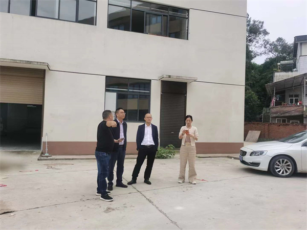 天城街道黨工委陳地橋書記，辦事處牟維綱主任一行調研伴神釀造！塑造萬州食品生產企業形象、做大做強萬州農產品加工企業，我們一直在路上！