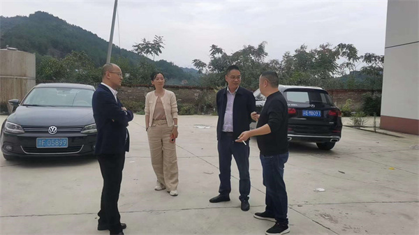 天城街道黨工委陳地橋書記，辦事處牟維綱主任一行調研伴神釀造！塑造萬州食品生產企業形象、做大做強萬州農產品加工企業，我們一直在路上！