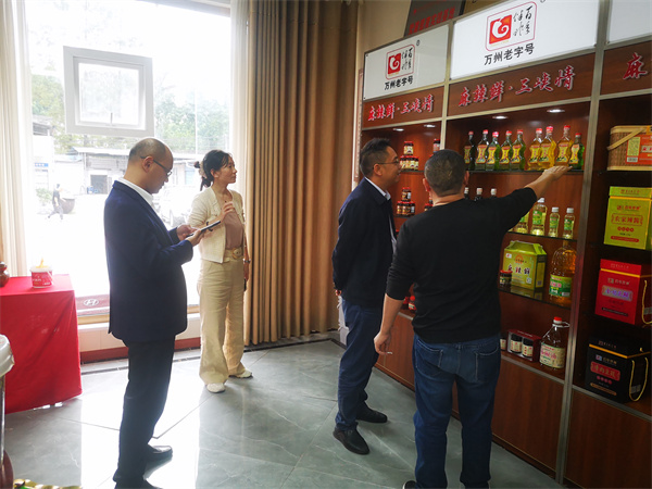 天城街道黨工委陳地橋書記，辦事處牟維綱主任一行調研伴神釀造！塑造萬州食品生產企業形象、做大做強萬州農產品加工企業，我們一直在路上！