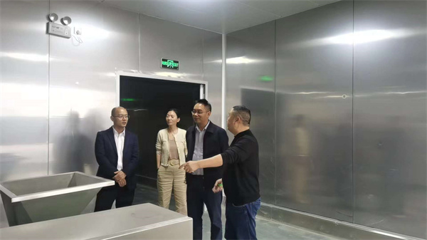 天城街道黨工委陳地橋書記，辦事處牟維綱主任一行調研伴神釀造！塑造萬州食品生產企業形象、做大做強萬州農產品加工企業，我們一直在路上！