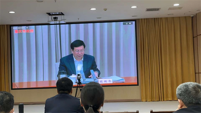 重慶市人民政府胡衡華市長主持召開的“重慶市食品及農產品加工業高質量發展”的電視會議明確提出將農產品加工業定性為“重慶市支柱產業”！相信“百年伴神”的明天會更加廣闊！期待全國各地的調味品經銷商把你的戰略眼光聚集重慶！聚集萬州！ 聚焦百年伴神！