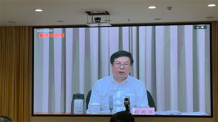 重慶市人民政府胡衡華市長主持召開的“重慶市食品及農產品加工業高質量發展”的電視會議明確提出將農產品加工業定性為“重慶市支柱產業”！相信“百年伴神”的明天會更加廣闊！期待全國各地的調味品經銷商把你的戰略眼光聚集重慶！聚集萬州！ 聚焦百年伴神！