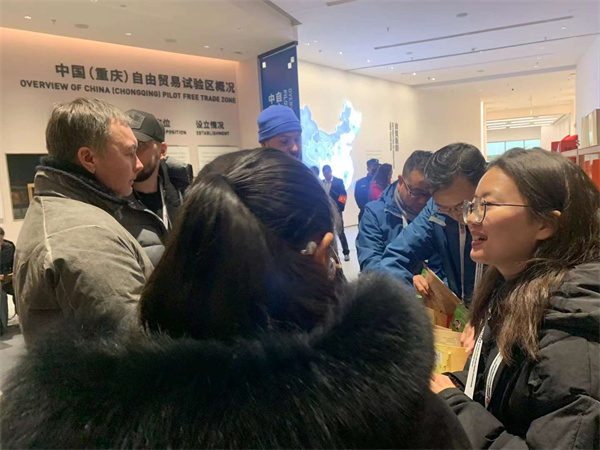 “百年伴神-川味好調料”參加渝俄經濟洽談會暨產品展銷會，零距離和俄羅斯客商交流洽談。和世界接軌，從重慶出發！