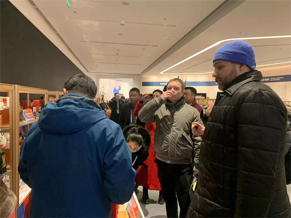 “百年伴神-川味好調料”參加渝俄經濟洽談會暨產品展銷會，零距離和俄羅斯客商交流洽談。和世界接軌，從重慶出發！