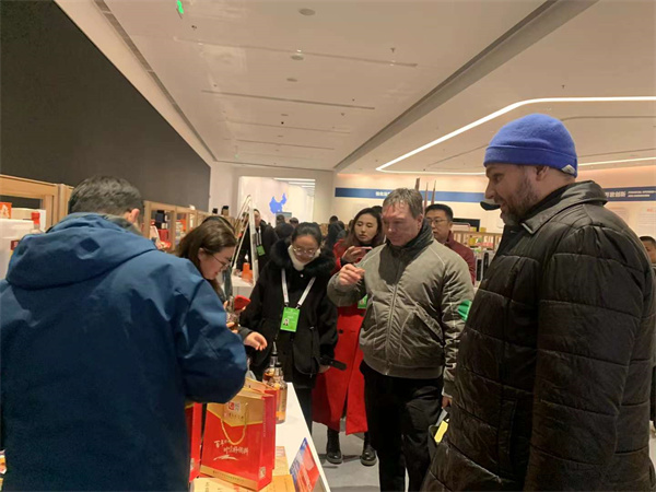 “百年伴神-川味好調料”參加渝俄經濟洽談會暨產品展銷會，零距離和俄羅斯客商交流洽談。和世界接軌，從重慶出發！