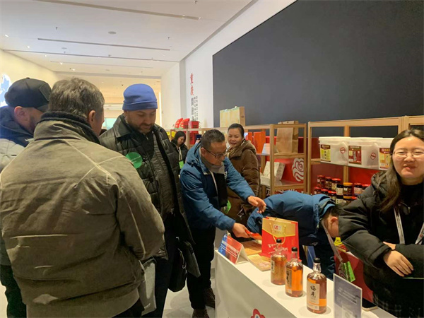 “百年伴神-川味好調料”參加渝俄經濟洽談會暨產品展銷會，零距離和俄羅斯客商交流洽談。和世界接軌，從重慶出發！